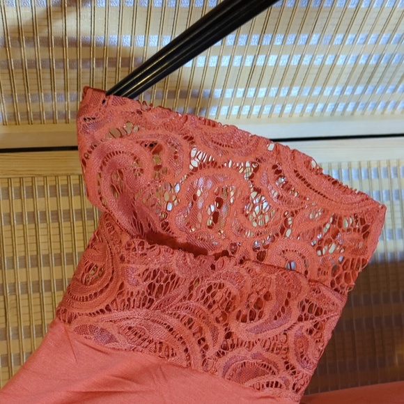 🔥 Zenana Lace ruffled top coral NWT sz L - Picture 3 of 4